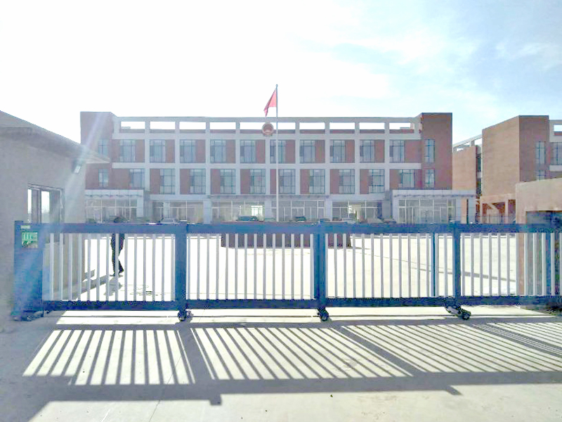 包頭達(dá)旗風(fēng)水梁鎮(zhèn)政府對(duì)財(cái)門(mén)伸縮門(mén)給予高度評(píng)價(jià)！